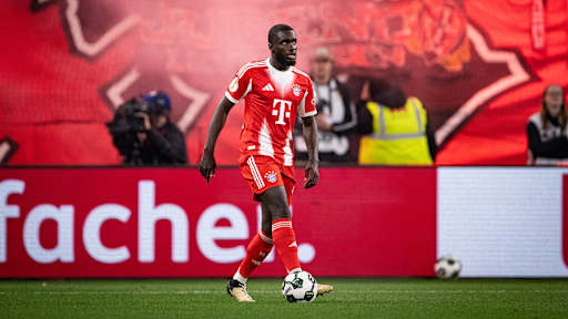 Dayot Upamecano dribbelt mit dem Ball im DFB-Pokal-Halbfinale des FC Bayern bei Bayer 04 Leverkusen.