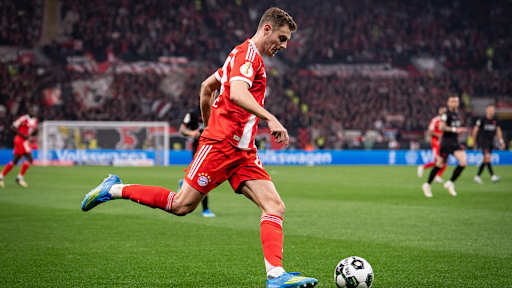 Josip Stanisic schlägt eine Flanke im DFB-Pokal-Halbfinale des FC Bayern bei Bayer 04 Leverkusen.