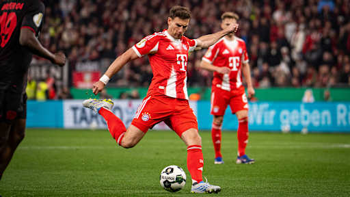 Leon Goretzka schießt auf das Tor im DFB-Pokal-Halbfinale des FC Bayern bei Bayer 04 Leverkusen.