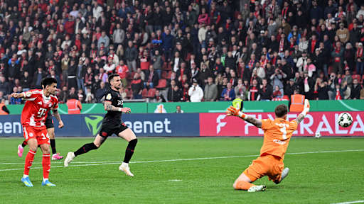 Luis Diaz erzielt das Tor zum 2:0 im DFB-Pokal-Halbfinale des FC Bayern bei Bayer 04 Leverkusen.