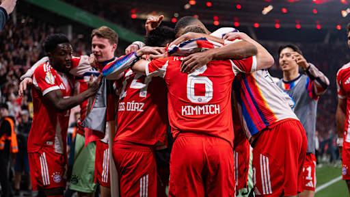 Die Spieler des FC Bayern bejubeln das Tor zum 2:0 im DFB-Pkal-Halbfinale gegen Bayer 04 Leverkusen.