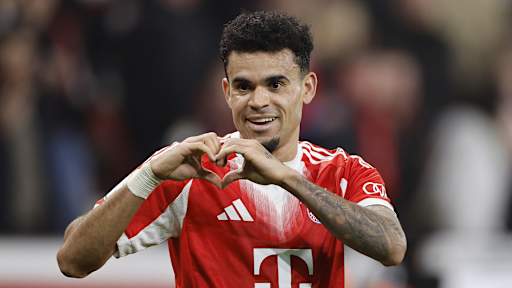 Luis Diaz bejubelt sein Tor  im DFB-Pokal-Halbfinale des FC Bayern bei Bayer 04 Leverkusen.