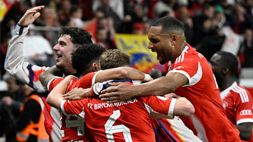 Spieler des FC Bayern bejubeln das Tor zum 2:0 im Pokal-Halbfinale in Leverkusen.