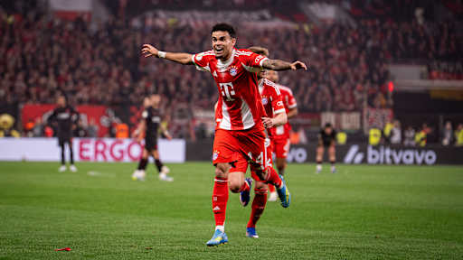 Luis Diaz nach seinem Tor zum 2:0  im DFB-Pokal-Halbfinale des FC Bayern bei Bayer 04 Leverkusen.