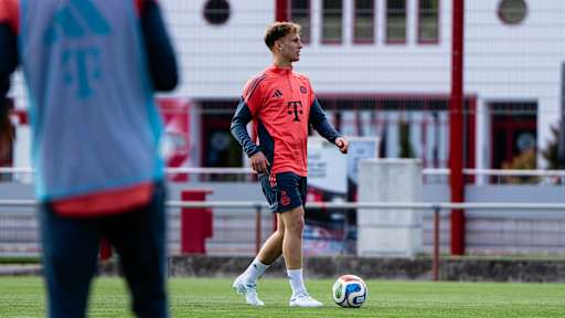 Kurt Rüger hat im Training der FC Bayern Amateure den Ball am Fuß.