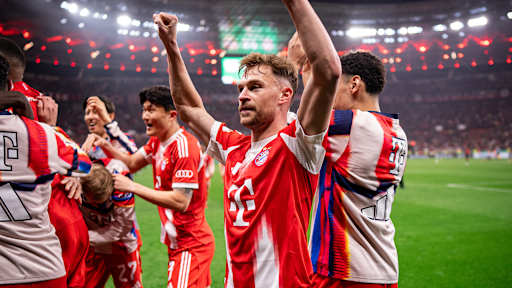 Joshua Kimmich bejubelt den Finaleinzug nach dem Spiel des FC Bayern in Leverkusen.