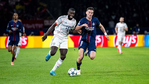 Dayot Upamecano führt einen Zweikampf mit Fabian im Spiel des FC Bayern vs. Paris Saint-Germain.