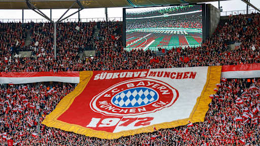 Banner der FC Bayern-Fans während des Pokalfinales im Berliner Olympiastadion