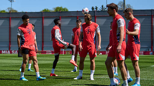 Spieler beim Warm-Up im Abschlusstraining des FC Bayern vor dem Bundesliga-Spiel in Mainz