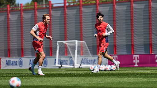 harry Kane und Hiroki Ito laufen sich warm im Abschlusstraining des FC Bayern vor dem Bundesliga-Spiel in Mainz