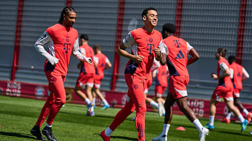 Jamal Musiala läuft lächelnd vor Michael Olise im Abschlusstraining des FC Bayern vor dem Bundesliga-Spiel in Mainz