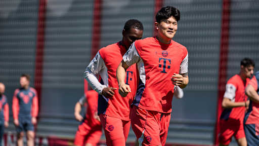 Mnínjae Kim lächelt im Abschlusstraining des FC Bayern vor dem Bundesliga-Spiel in Mainz