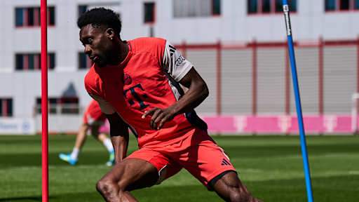 Alphonso Davies umkurvt eine Stange im Abschlusstraining des FC Bayern vor dem Bundesliga-Spiel in Mainz