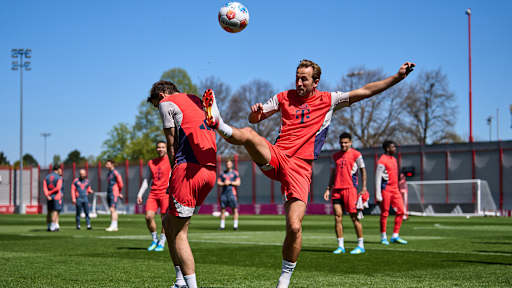 Harry Kane spielt den Ball im Abschlusstraining des FC Bayern vor dem Bundesliga-Spiel in Mainz