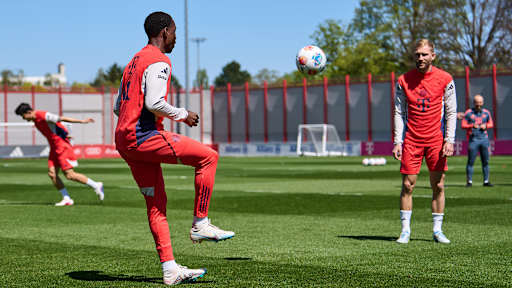 Nicolas Jackson passt den Ball zu Konrad Laimer im Abschlusstraining des FC Bayern vor dem Bundesliga-Spiel in Mainz