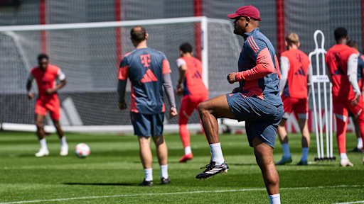 Vincent Kompany beobachtet das Geschehen im Abschlusstraining des FC Bayern vor dem Bundesliga-Spiel in Mainz