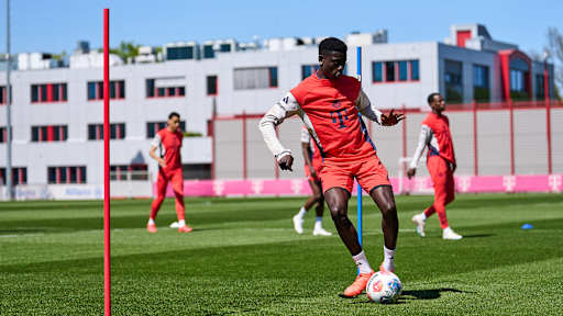 Bara Ndiaye im Abschlusstraining des FC Bayern vor dem Bundesliga-Spiel in Mainz