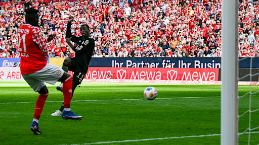 Nicolas Jackson trifft zum 1:3 im Bundesliga-Spiel des FC Bayern beim 1. FSV Mainz 05