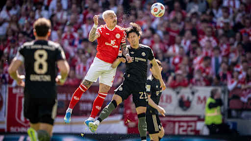 Hiroki Ito im Kopfball-Duell mit Philipp Tietz im Bundesliga-Spiel des FC Bayern beim 1. FSV Mainz 05