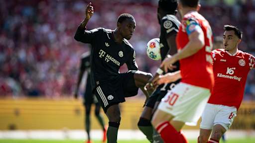 Nicolas Jackson am Ball im Bundesliga-Spiel des FC Bayern beim 1. FSV Mainz 05