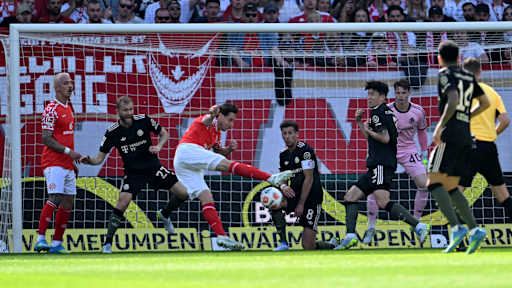 Dominik Kohr schließt ab zum 1:0 im Bundesliga-Spiel des FC Bayern beim 1. FSV Mainz 05
