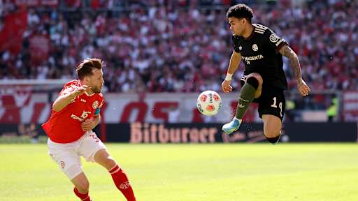 Luis Diaz nimmt den Ball in der Luft an im Bundesliga-Spiel des FC Bayern beim 1. FSV Mainz 05