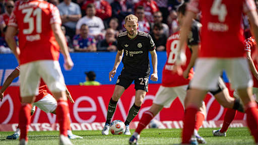 Konrad Laimer am Ball im Bundesliga-Spiel des FC Bayern beim 1. FSV Mainz 05