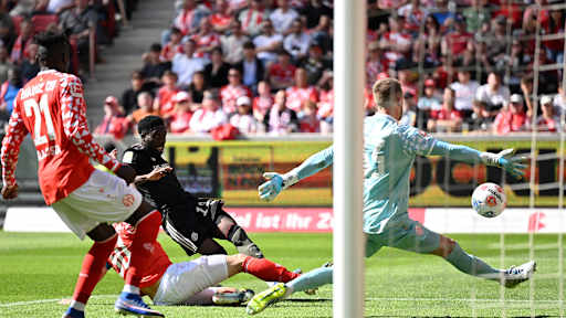 Alphonso Davies schießt im Fallen im Bundesliga-Spiel des FC Bayern beim 1. FSV Mainz 05
