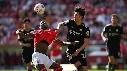 Hiroki Ito zieht Sheraldo Becker am Trikot im Bundesliga-Spiel des FC Bayern beim 1. FSV Mainz 05