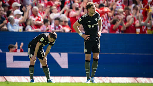 Raphael Guerreiro und Leon Goretzka blicken niedergeschlagen drei im Bundesliga-Spiel des FC Bayern beim 1. FSV Mainz 05