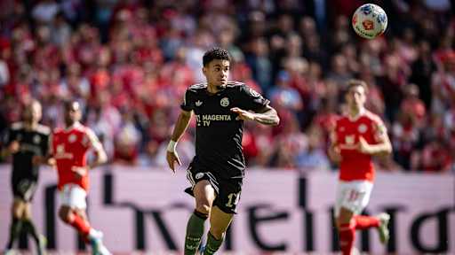 Luis Diaz verfolgt den Ball im Bundesliga-Spiel des FC Bayern beim 1. FSV Mainz 05