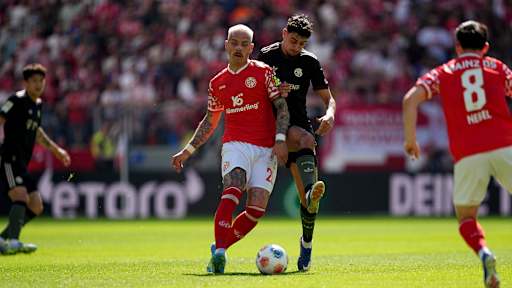 Aleksandar Pavlovic im Zweikampf mit Philipp Tietz im Bundesliga-Spiel des FC Bayern beim 1. FSV Mainz 05