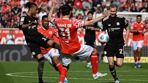 Michael Olise beim Torabschluss im Bundesliga-Spiel des FC Bayern beim 1. FSV Mainz 05