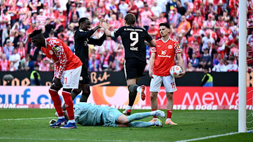 Harry Kane schlägt ein mit Nicolas Jackson nach dem 4:3 im Bundesliga-Spiel des FC Bayern beim 1. FSV Mainz 05