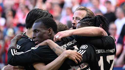 Jubeltraube von Bayern-Spielern nach dem 4:3 im Bundesliga-Spiel des FC Bayern beim 1. FSV Mainz 05