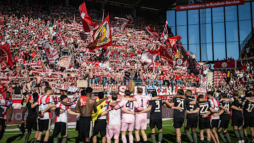 Spieler jubeln mit den Fans nach dem 4:3-Sieg im Bundesliga-Spiel des FC Bayern beim 1. FSV Mainz 05