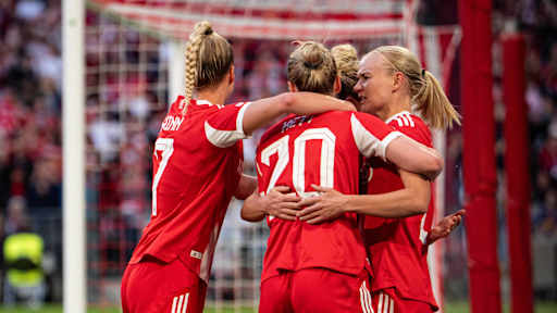 Die FC Bayern Frauen jubeln nach dem Ausgleichstreffer von Franziska Kett.