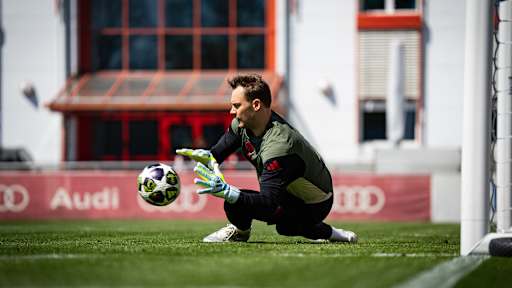 Manuel Neuer hält einen Ball im Training des FC Bayern