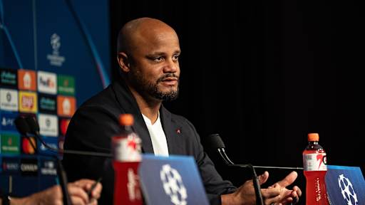 Vincernt Kompany auf der Pressekonferenz des FC Bayern in Paris