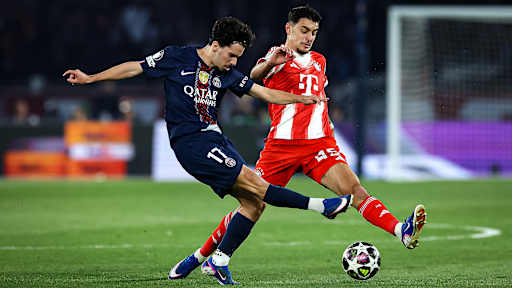 Aleksandar Pavlović im Zweikampf während des Halbfinal-Hinspiels des FC Bayern in der Champions League bei Paris Saint-Germain