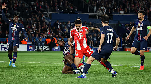 Luis Díaz wird im Strafraum gefoult während des Halbfinal-Hinspiels des FC Bayern in der Champions League bei Paris Saint-Germain