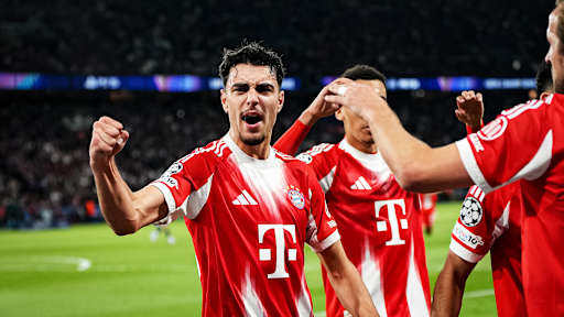 Aleksandar Pavlović schreit vor Freude während des Halbfinal-Hinspiels des FC Bayern in der Champions League bei Paris Saint-Germain