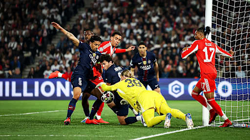Matvei Safonov kann einen Abschluss von Michael Olise gerade so klären während des Halbfinal-Hinspiels des FC Bayern in der Champions League bei Paris Saint-Germain