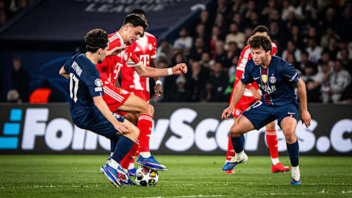 Aleksandar Pavlović im Zweikampf mit Ball am Fuß während des Halbfinal-Hinspiels des FC Bayern in der Champions League bei Paris Saint-Germain