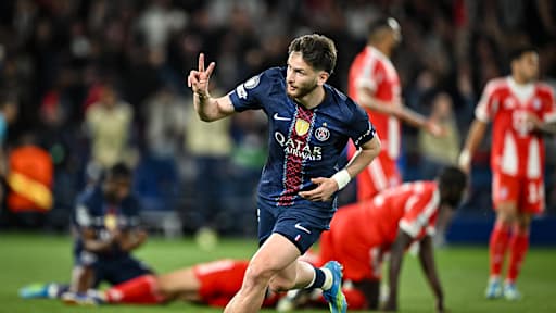 Chwitscha Kwarazchelia jubelt während des Halbfinal-Hinspiels des FC Bayern in der Champions League bei Paris Saint-Germain