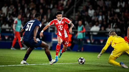 Luis Díaz beim Abschluss während des Halbfinal-Hinspiels des FC Bayern in der Champions Lea-gue bei Paris Saint-Germain
