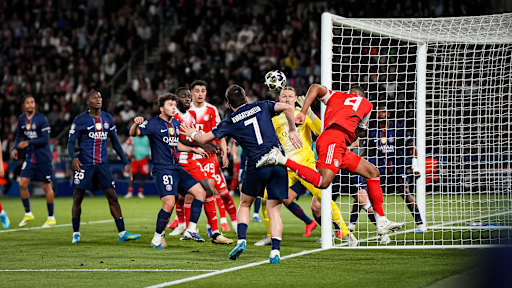 Jonathan Tah beim Kopfball während des Halbfinal-Hinspiels des FC Bayern in der Champions League bei Paris Saint-Germain