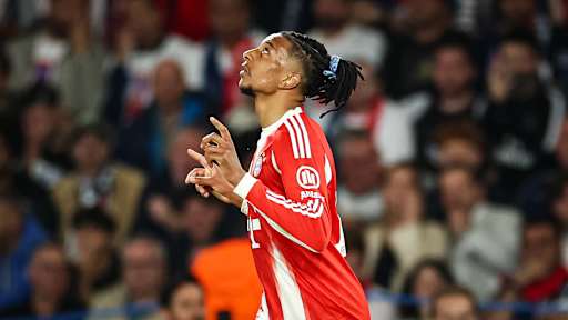 Michael Olise jubelt während des Halbfinal-Hinspiels des FC Bayern in der Champions League bei Paris Saint-Germain