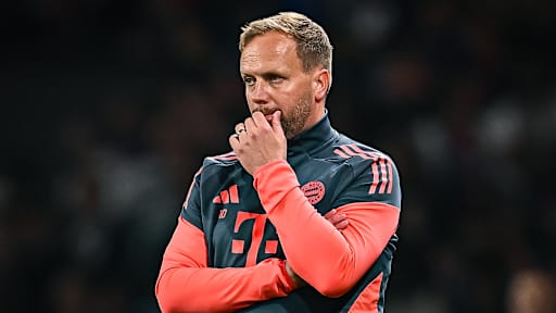Aaron Danks an der Seitenlinie während des Halbfinal-Hinspiels des FC Bayern in der Champions League bei Paris Saint-Germain