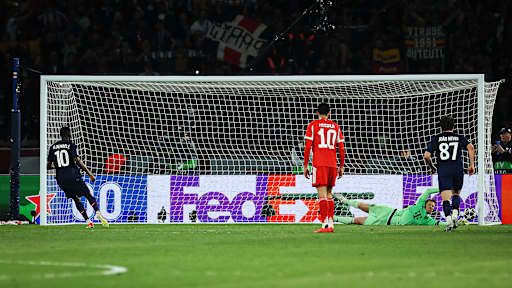 Ousmane Dembélé trifft vom Punkt während des Halbfinal-Hinspiels des FC Bayern in der Champi-ons League bei Paris Saint-Germain